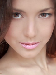 A stunning face and athletic phsique blessed with spectacularly long and lean legs, Divina demands your undivided attention.